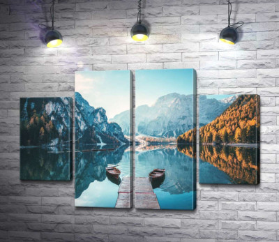 Симетрія човнів серед гірського озера Браєс (Braies)