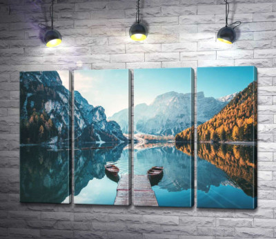 Симетрія човнів серед гірського озера Браєс (Braies)