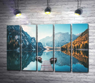 Симметрия лодок среди горного озера Брайес (Braies)