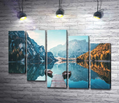 Симметрия лодок среди горного озера Брайес (Braies)