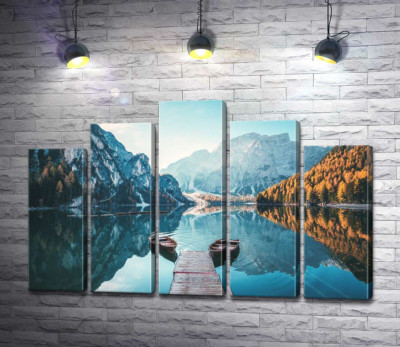 Симметрия лодок среди горного озера Брайес (Braies)