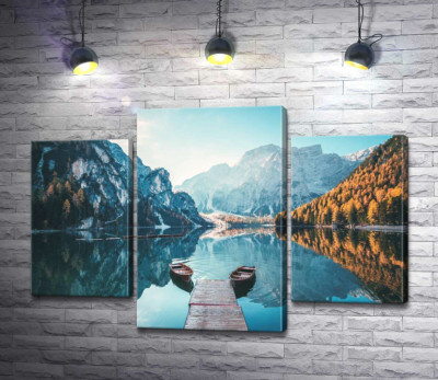 Симетрія човнів серед гірського озера Браєс (Braies)