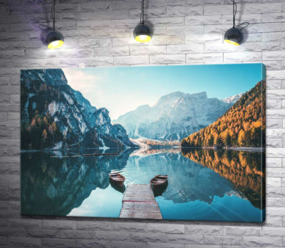 Симметрия лодок среди горного озера Брайес (Braies)