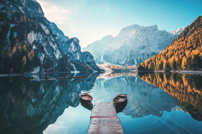 Симметрия лодок среди горного озера Брайес (Braies)