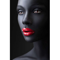 Глянцевый блеск красных губ на угольно-черной коже девушки