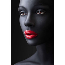 Глянцевий блиск червоних губ на вугільно-чорній шкірі дівчини