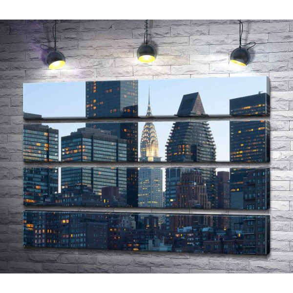 Стеклянные небоскребы освещают вечерний Нью-Йорк