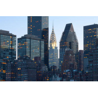 Стеклянные небоскребы освещают вечерний Нью-Йорк
