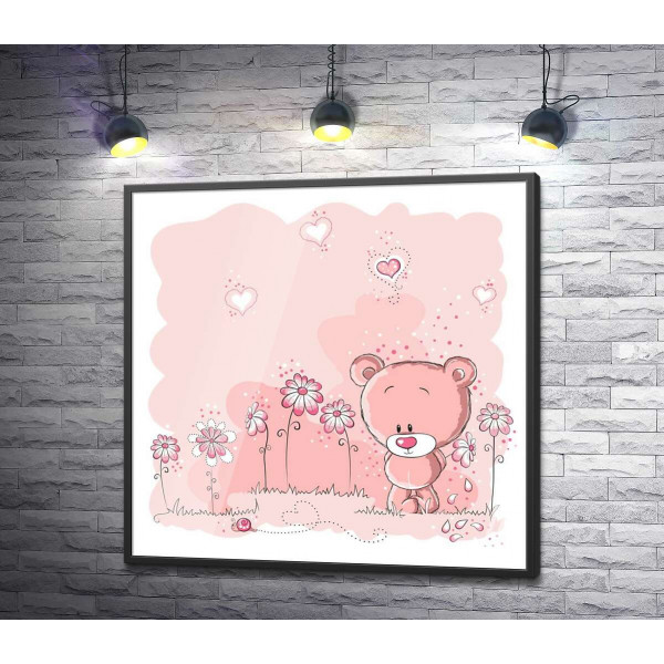 Ведмедик гуляє серед рожевих квітів