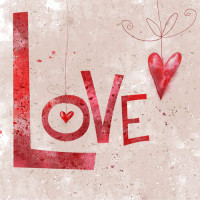 Красные сердечки украшают надпись "love"