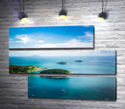 Білі крапки-яхти плавають у блакитній бухті 