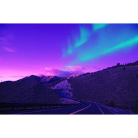 Пурпур неба разрисовывает дорогу между склонами