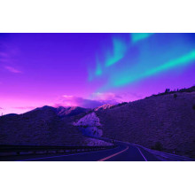 Пурпур неба разрисовывает дорогу между склонами