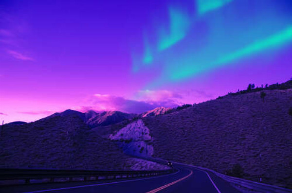 Пурпур неба розмальовує дорогу між схилами 