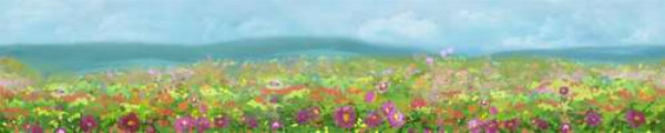 Цветущее поле окружено холмами