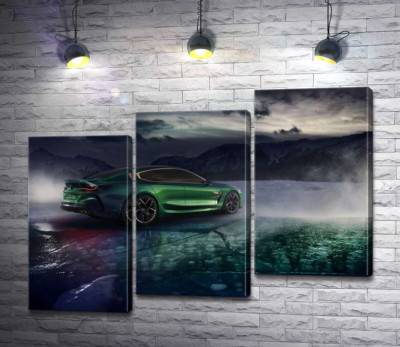 Зелений автомобіль BMW M8 Gran Coupe дрифтує по темному льоду озера