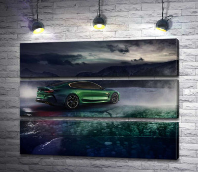 Модульна картина "Зелений автомобіль BMW M8 Gran Coupe дрифтує по темному льоду озера"