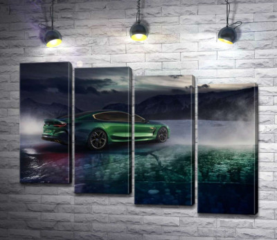 Зеленый автомобиль BMW M8 Gran Coupe дрифтует по темному льду озера