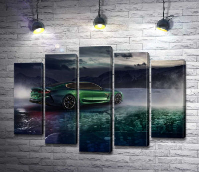 Зелений автомобіль BMW M8 Gran Coupe дрифтує по темному льоду озера
