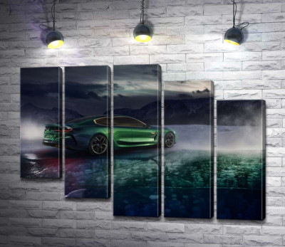 Зелений автомобіль BMW M8 Gran Coupe дрифтує по темному льоду озера