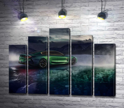 Модульна картина "Зелений автомобіль BMW M8 Gran Coupe дрифтує по темному льоду озера"