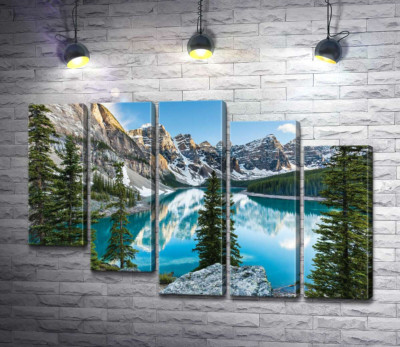 Модульная картина "Стройные елки на скалистом берегу озера Морейн (Moraine Lake)"