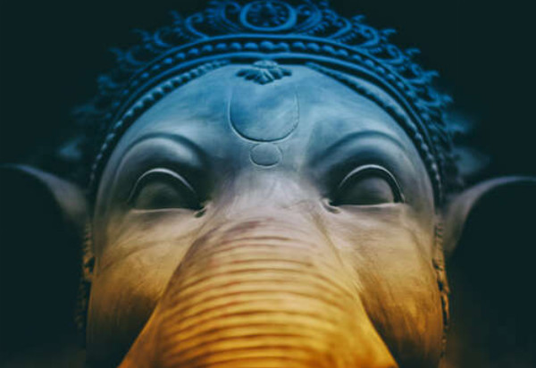 Каменное лицо статуи индуистского бога Ганеша
