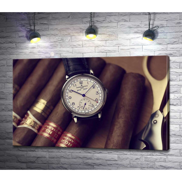 Элитные часы Vacheron-Constantin лежат на сигарах