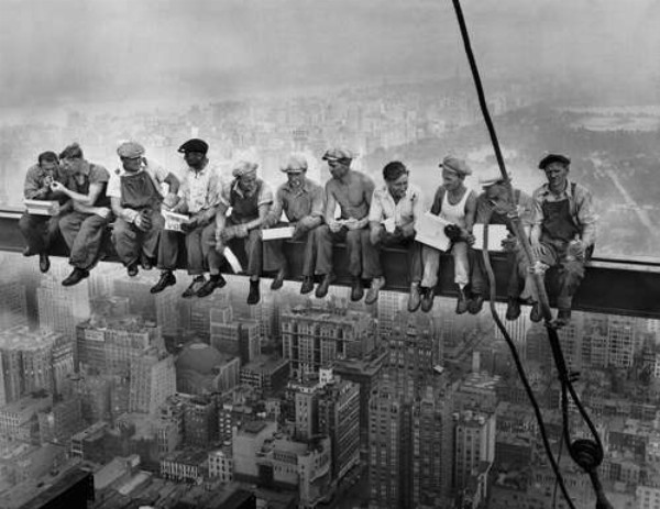 Обед нью-йоркских рабочих на небоскребе