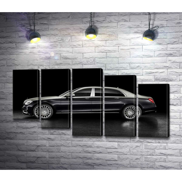 Люксовые формы черного автомобиля Mercedes-Maybach S Class