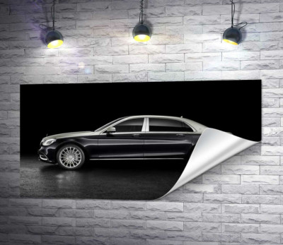 Люксовые формы черного автомобиля Mercedes-Maybach S Class