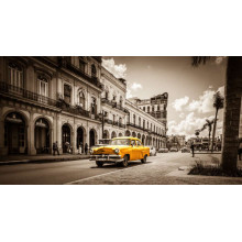 Желтый ретро-автомобиль Ford Customline на улице старого города