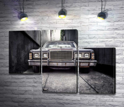 Старий автомобіль Ford LTD стоїть у вузькому провулку