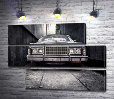 Старий автомобіль Ford LTD стоїть у вузькому провулку