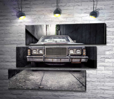 Старий автомобіль Ford LTD стоїть у вузькому провулку