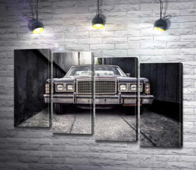 Модульная картина "Старый автомобиль Ford LTD стоит в узком переулке"