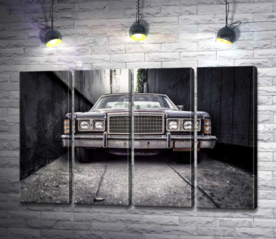 Старый автомобиль Ford LTD стоит в узком переулке