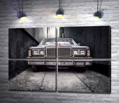 Модульна картина "Старий автомобіль Ford LTD стоїть у вузькому провулку"