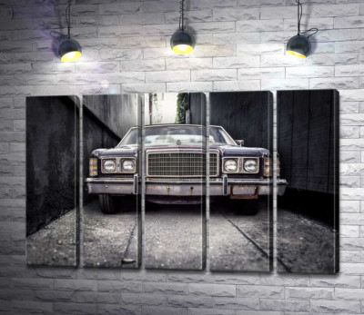Модульна картина "Старий автомобіль Ford LTD стоїть у вузькому провулку"