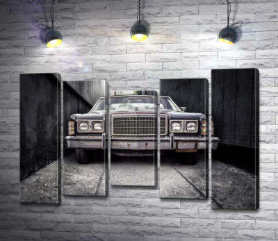 Модульна картина "Старий автомобіль Ford LTD стоїть у вузькому провулку"