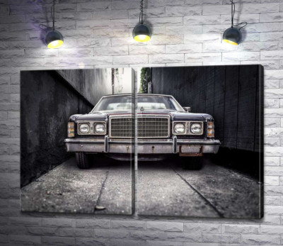 Модульная картина "Старый автомобиль Ford LTD стоит в узком переулке"