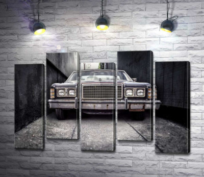 Старий автомобіль Ford LTD стоїть у вузькому провулку