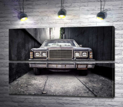 Старий автомобіль Ford LTD стоїть у вузькому провулку