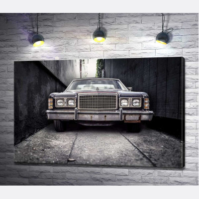 Старий автомобіль Ford LTD стоїть у вузькому провулку