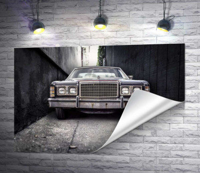 Старый автомобиль Ford LTD стоит в узком переулке