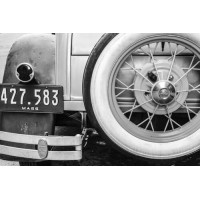Запасное колесо на кузове ретро автомобиля