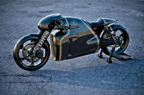 Черная сияющая поверхность мотоцикла Lotus C-01