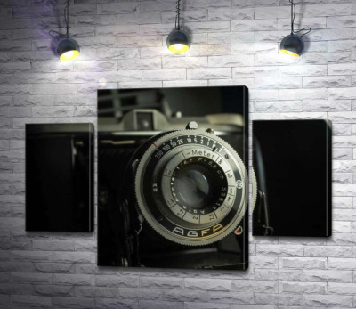 Модульна картина "Об'єктив ретро-камери Agfa Isolette"