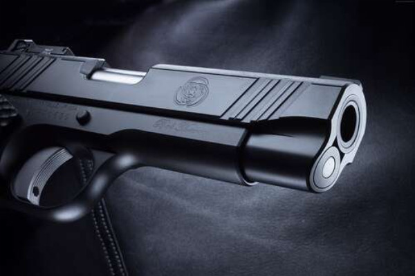 Четкость элементов черного пистолета M1911