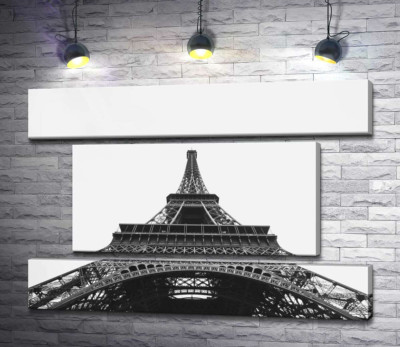 Железный шпиль Эйфелевой башни (Eiffel tower) исчезает в облачном небе